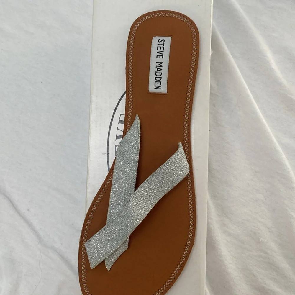 Steve Madden Silver Showoff sandals - (toe ring style) - Picture 5 of 5
